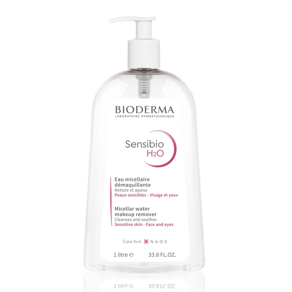 Bioderma Sensibio H2O X 1 Lt Elimina el maquillaje de la cara y los ojos. Limpia, refresca y calma la piel. Sensibio H2O es un agua micelar específica que limpia y desmaquilla las pieles sensibles. Está hecha con micelas de excelentes propiedades limpiadoras y desmaquillantes, limpia en profundidad el rostro por la mañana y la noche, de modo que impide la penetración en la piel de contaminantes que aumentan la sensibilidad de esta. La tecnología micelar desarrollada por Laboratoire Bioderma se inspira en los lípidos celulares de la piel. Actúa en perfecta armonía con la piel y conserva la película protectora natural. Sensibio H2O está formulada con un pH fisiológico de alrededor de 5,5, por lo que respeta el equilibrio biológico de la piel, algo esencial para mantener la piel sana. Calma y previene los riesgos proinflamatorios. Contiene agua muy purificada y de tipo farmacéutico.